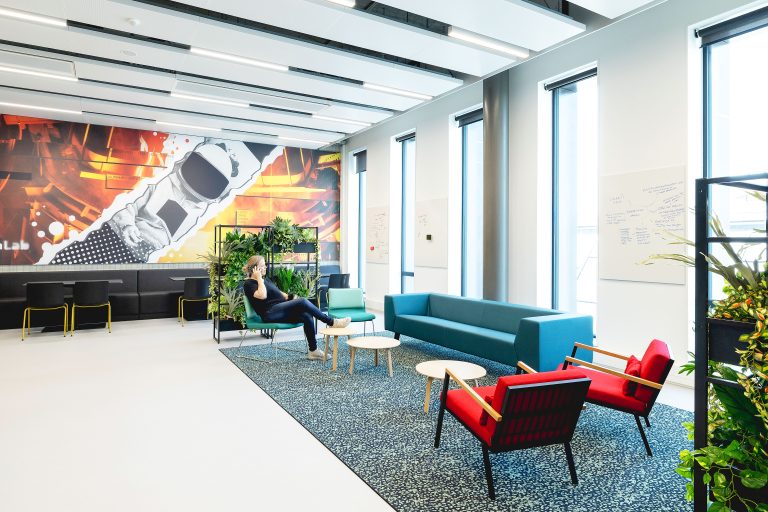 Interieur signing in moderne kantooromgeving met duidelijke visuele communicatie