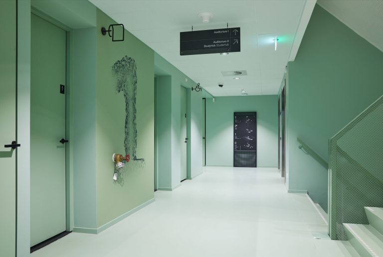 Duidelijke wayfinding in modern gebouwinterieur