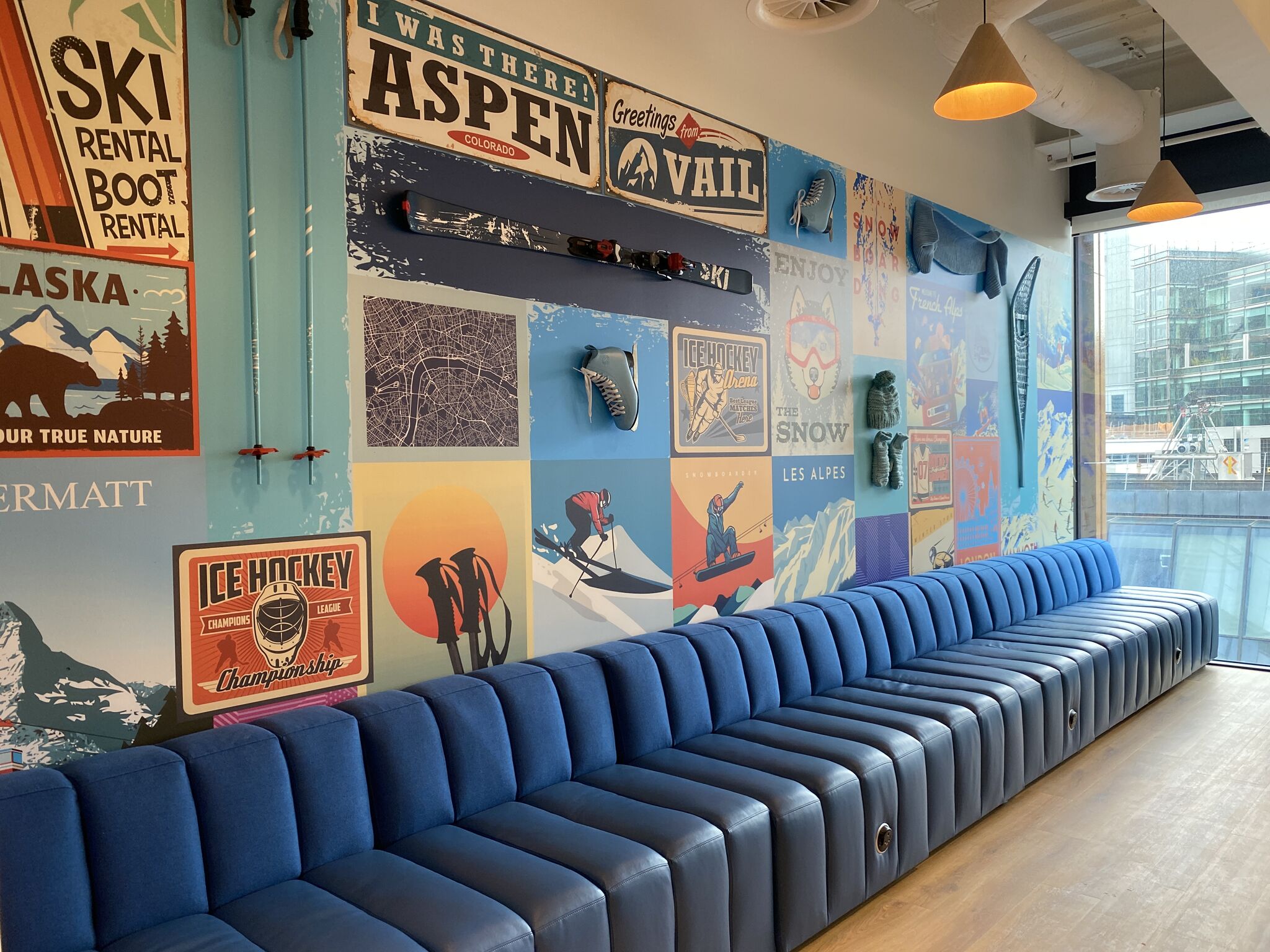 Wandvisual met grafisch ontwerp in kantoorinterieur