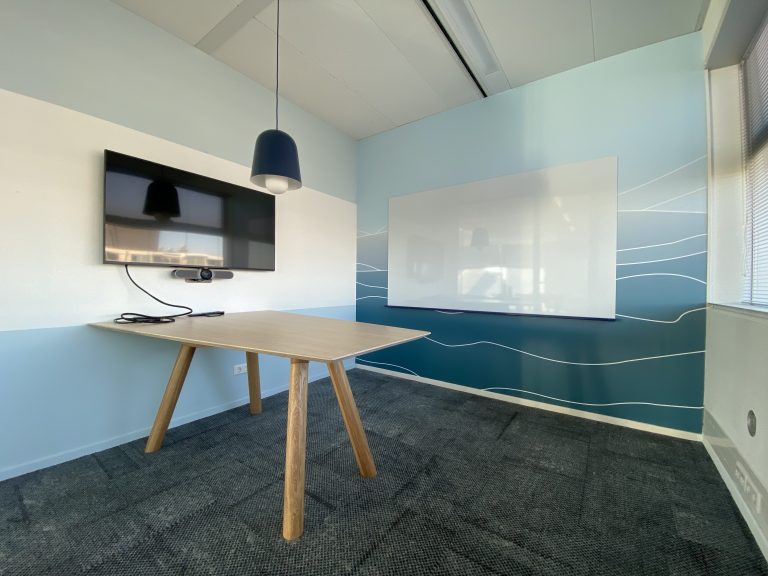 Wandvisual en signing geïntegreerd in zakelijk interieur