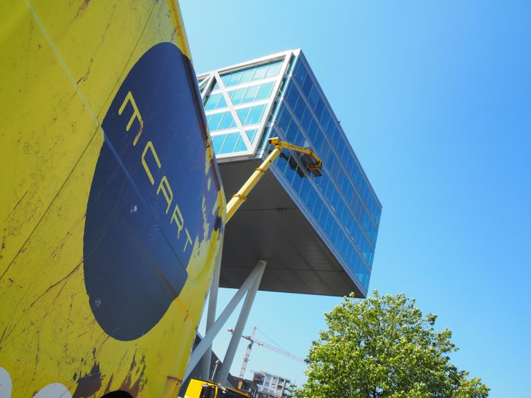 Signing bij hoofdingang van bedrijfsgebouw