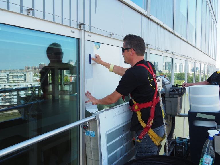 Bevestiging en afwerking van gevelsigning