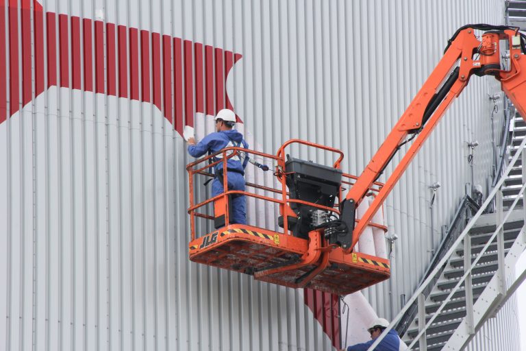 Technische montage van gevelbelettering