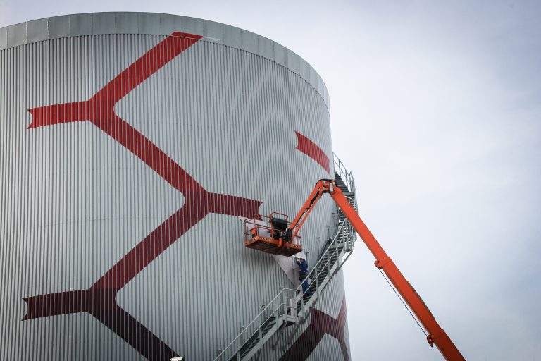Installatie van exterieur signing bij bedrijfsgebouw